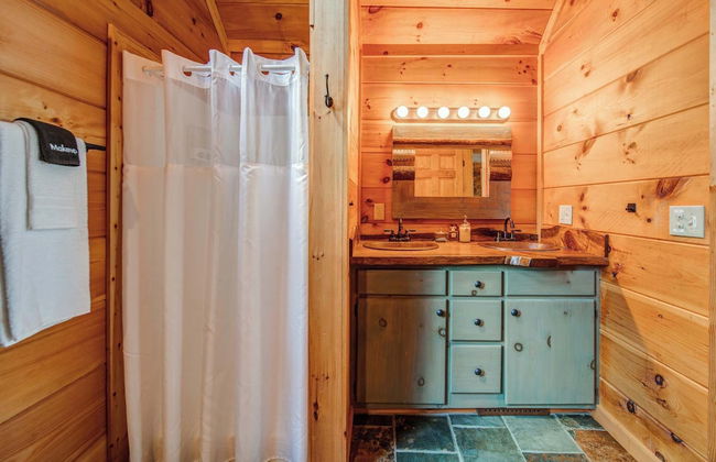 Gorgeous & Secluded 3 BDR Cabin in Mineral Bluff! - Photo 25