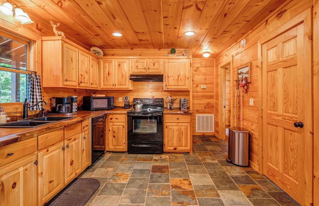 Gorgeous & Secluded 3 BDR Cabin in Mineral Bluff! - Photo 16