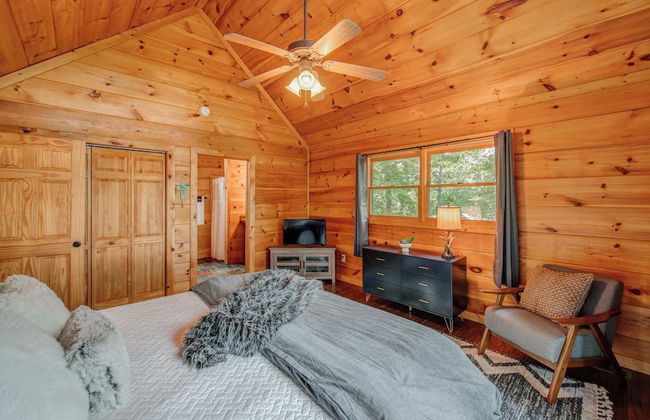 Gorgeous & Secluded 3 BDR Cabin in Mineral Bluff! - Photo 13