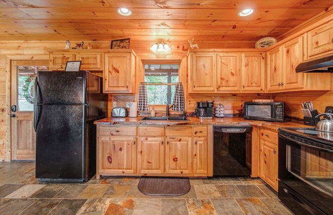 Gorgeous & Secluded 3 BDR Cabin in Mineral Bluff! - Photo 15