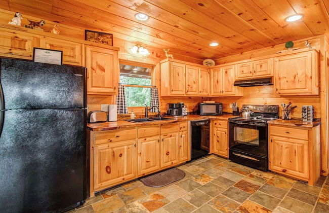 Gorgeous & Secluded 3 BDR Cabin in Mineral Bluff! - Photo 14