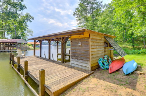 Foto 13 - Charming Lake Sinclair Cabin: Fire Pit, Dock