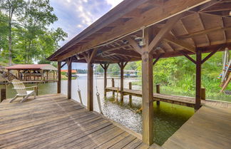 Foto 2 - Charming Lake Sinclair Cabin: Fire Pit, Dock