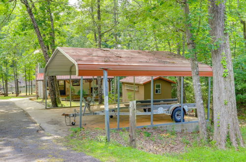 Foto 25 - Charming Lake Sinclair Cabin: Fire Pit, Dock