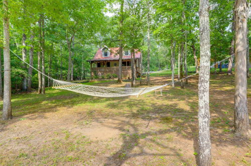 Foto 26 - Charming Lake Sinclair Cabin: Fire Pit, Dock