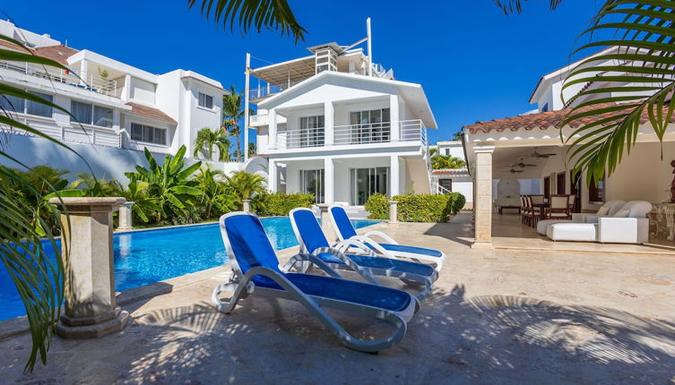 Photo 1 - Beachfront 7BR Villa with Pool & Maid