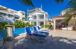 Foto 1 - Beachfront 7BR Villa with Pool & Maid
