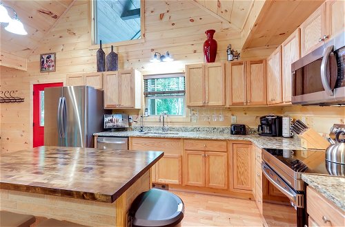 Foto 31 - Blue Ridge Mountains Cabin w/ Hot Tub & Game Room