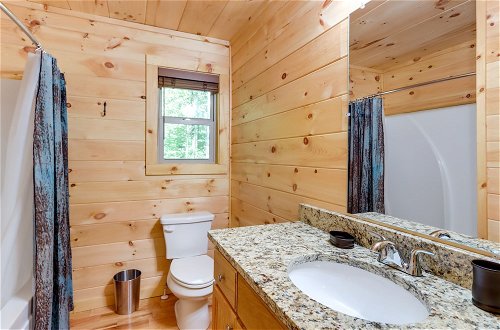 Foto 13 - Blue Ridge Mountains Cabin w/ Hot Tub & Game Room