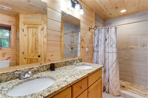 Foto 19 - Blue Ridge Mountains Cabin w/ Hot Tub & Game Room