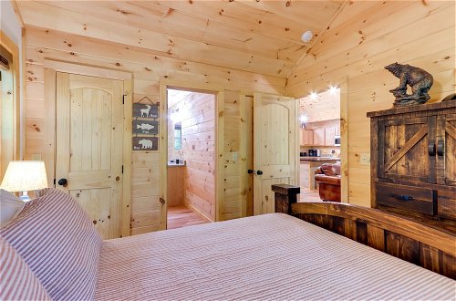 Foto 28 - Blue Ridge Mountains Cabin w/ Hot Tub & Game Room