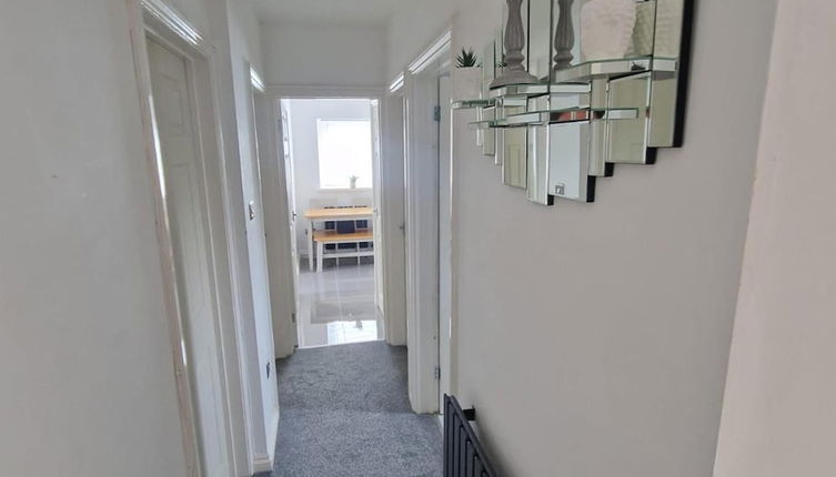 Foto 1 - Captivating 2-bed Apartment in Tenby