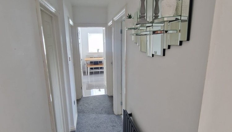 Photo 1 - Captivating 2-bed Apartment in Tenby