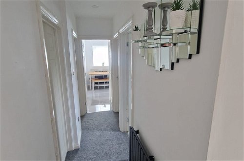 Foto 1 - Captivating 2-bed Apartment in Tenby
