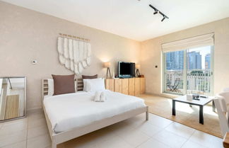 Foto 1 - Stylish Studio Apartment w/ Patio, Downtown Dubai