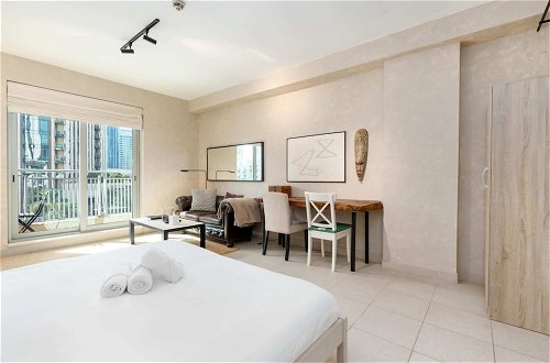 Photo 2 - Stylish Studio Apartment w/ Patio, Downtown Dubai