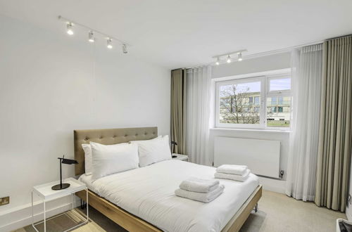 Photo 2 - Bright and Spacious Belgravia Apartment