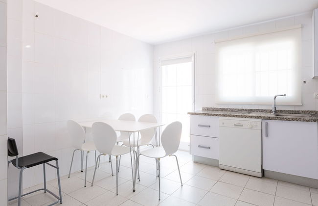 Artola in Marbella With 4 Bedrooms and 3 Bathrooms - Photo 12