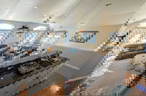 Foto 6 - Waves 'n Wooder by Avantstay Swimspa + Game Room, Walk to Beach