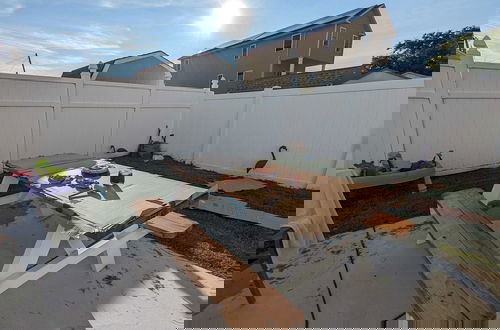 Foto 37 - Waves 'n Wooder by Avantstay Swimspa + Game Room, Walk to Beach