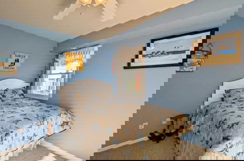 Foto 34 - Waves 'n Wooder by Avantstay Swimspa + Game Room, Walk to Beach