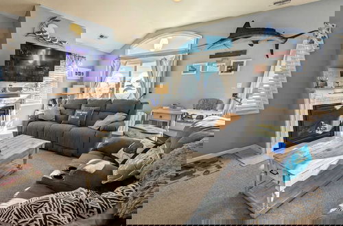 Foto 23 - Waves 'n Wooder by Avantstay Swimspa + Game Room, Walk to Beach