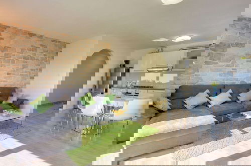 Foto 9 - Apartment With Balcony and sea View