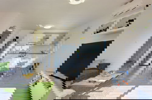 Foto 5 - Apartment With Balcony and sea View