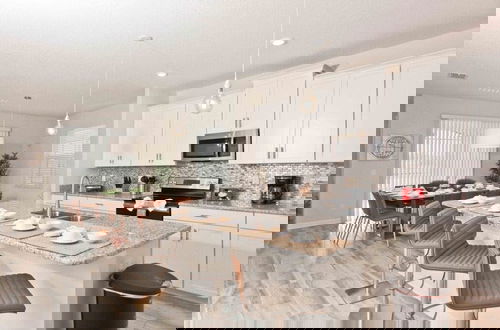 Foto 18 - Storey Lake Dream Home With Gorgeous Lake View! 6 Bedroom Home by RedAwning