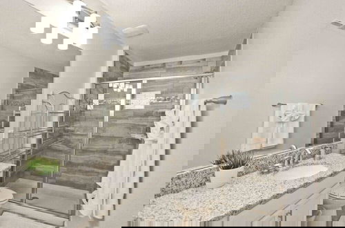 Foto 24 - Storey Lake Dream Home With Gorgeous Lake View! 6 Bedroom Home by RedAwning
