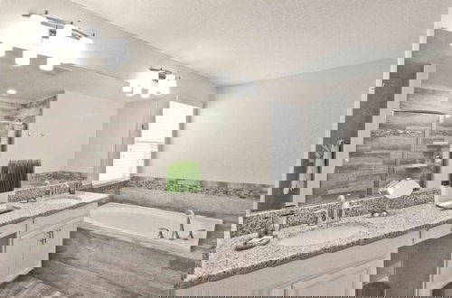 Foto 26 - Storey Lake Dream Home With Gorgeous Lake View! 6 Bedroom Home by RedAwning
