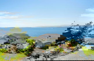 Photo 1 - The Majestic Blue View by Avantstay Waterfront