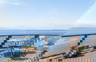 Photo 2 - The Majestic Blue View by Avantstay Waterfront