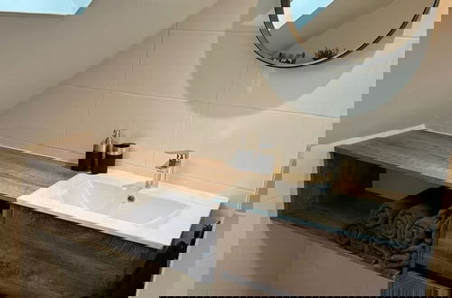 Foto 9 - Modern Holiday Home With Veranda in Limmen