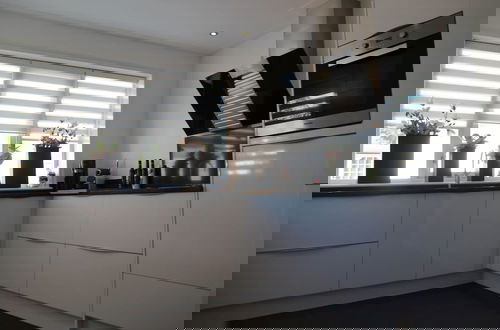 Foto 5 - Modern Holiday Home With Veranda in Limmen