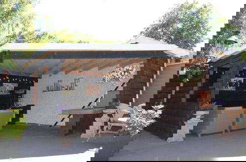 Foto 14 - Modern Holiday Home With Veranda in Limmen