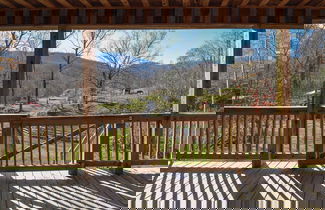 Foto 3 - Deer Haven by Avantstay Cabin w/ Pond, Waterfall