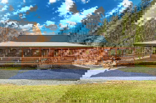 Foto 1 - Deer Haven by Avantstay Cabin w/ Pond, Waterfall