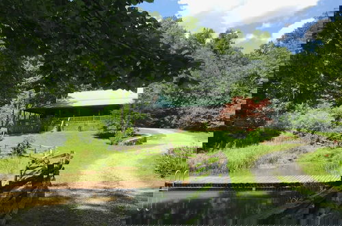 Foto 8 - Deer Haven by Avantstay Cabin w/ Pond, Waterfall