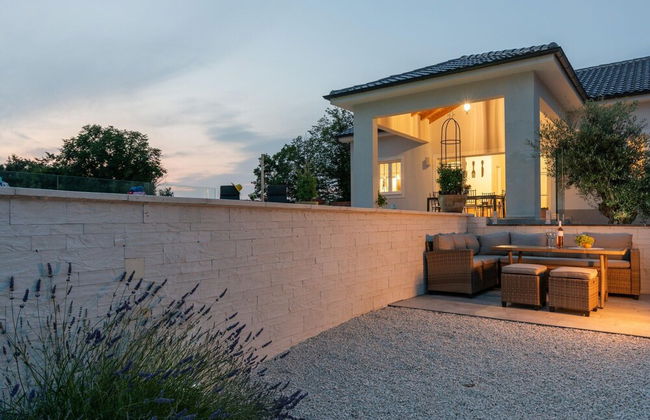 Modern Villa With Swimming Pool and Fenced Garden - Foto 11