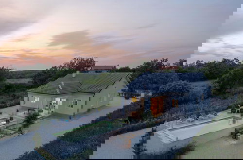 Foto 36 - Modern Villa With Swimming Pool and Fenced Garden
