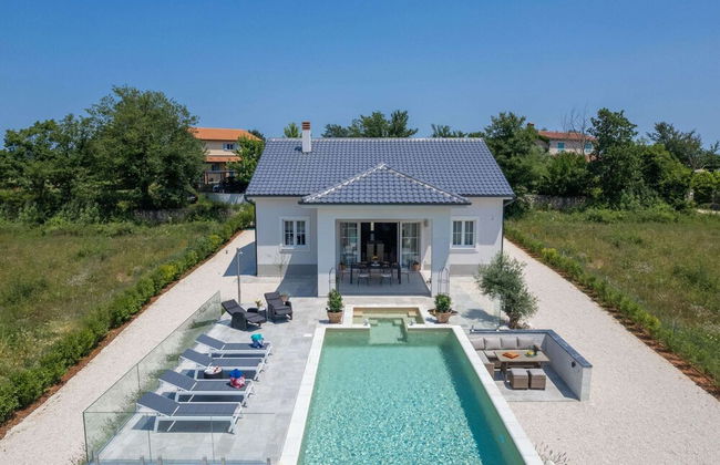 Modern Villa With Swimming Pool and Fenced Garden - Foto 1