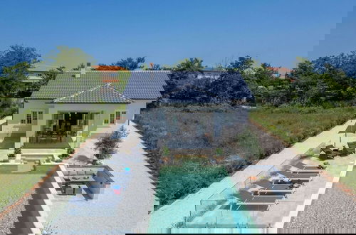 Foto 1 - Modern Villa With Swimming Pool and Fenced Garden