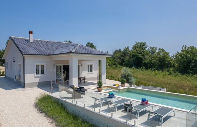 Modern Villa With Swimming Pool and Fenced Garden - Foto 18