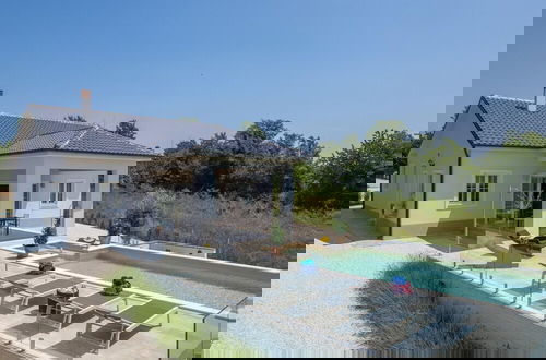 Foto 18 - Modern Villa With Swimming Pool and Fenced Garden