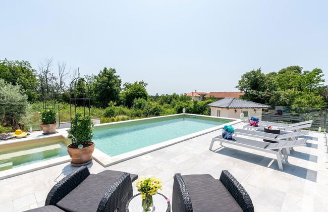 Modern Villa With Swimming Pool and Fenced Garden - Foto 24
