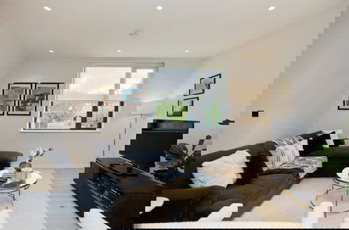 Foto 1 - The Brondesbury Place - Bright 2bdr Flat With Balcony + Parking