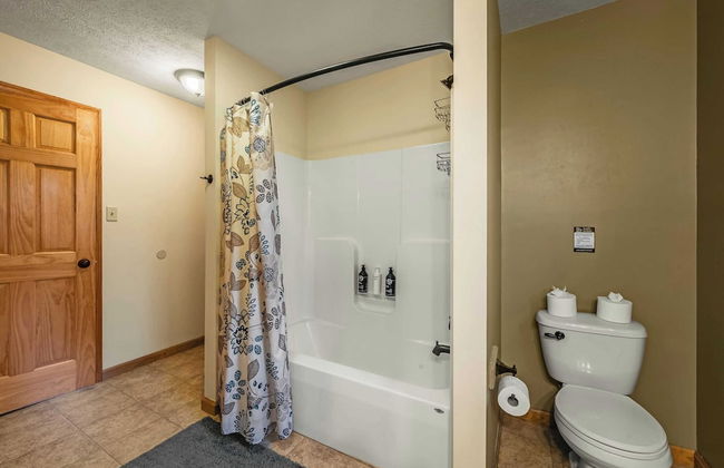 Hickory Haven by Avantstay Hot Tub, Game Room, Theater, Deck - Photo 27