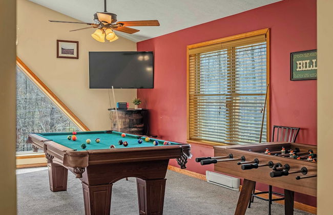 Hickory Haven by Avantstay Hot Tub, Game Room, Theater, Deck - Photo 4