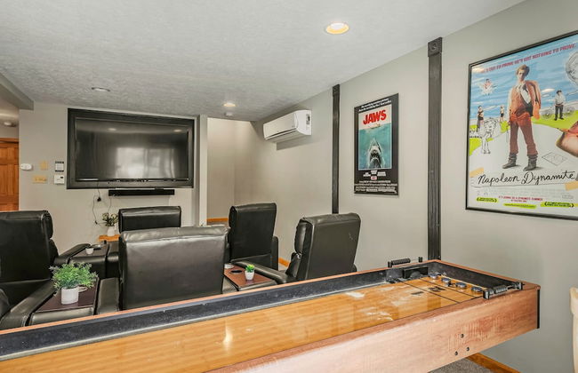 Hickory Haven by Avantstay Hot Tub, Game Room, Theater, Deck - Photo 39